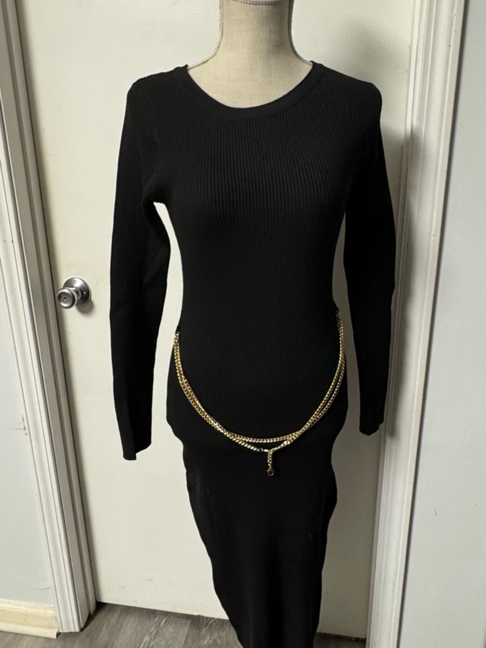 Black Long-Sleeve Bodycon Dress with Chain Detail - Picture 8 of 8